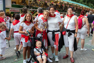 Uno de los eventos más esperados y que alerta a los pamploneses de que las fiestas se avecinan es la tradicional tómbola de Cáritas. Recién empezadas las fiestas, las cámaras de ¡Click! se acercaron hasta el Paseo Sarasate para ver en primera línea la venta de boletos y entrega de premios al público. Hubo sorpresas para todos.