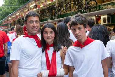 Uno de los eventos más esperados y que alerta a los pamploneses de que las fiestas se avecinan es la tradicional tómbola de Cáritas. Recién empezadas las fiestas, las cámaras de ¡Click! se acercaron hasta el Paseo Sarasate para ver en primera línea la venta de boletos y entrega de premios al público. Hubo sorpresas para todos.