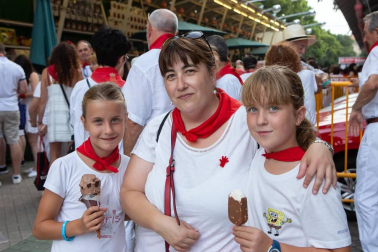 Uno de los eventos más esperados y que alerta a los pamploneses de que las fiestas se avecinan es la tradicional tómbola de Cáritas. Recién empezadas las fiestas, las cámaras de ¡Click! se acercaron hasta el Paseo Sarasate para ver en primera línea la venta de boletos y entrega de premios al público. Hubo sorpresas para todos.