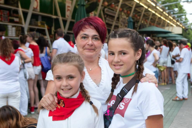 Uno de los eventos más esperados y que alerta a los pamploneses de que las fiestas se avecinan es la tradicional tómbola de Cáritas. Recién empezadas las fiestas, las cámaras de ¡Click! se acercaron hasta el Paseo Sarasate para ver en primera línea la venta de boletos y entrega de premios al público. Hubo sorpresas para todos.