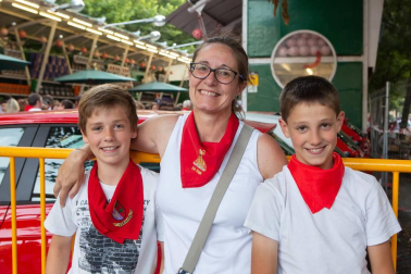 Uno de los eventos más esperados y que alerta a los pamploneses de que las fiestas se avecinan es la tradicional tómbola de Cáritas. Recién empezadas las fiestas, las cámaras de ¡Click! se acercaron hasta el Paseo Sarasate para ver en primera línea la venta de boletos y entrega de premios al público. Hubo sorpresas para todos.