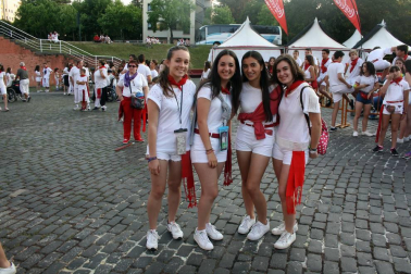 La Plaza de los Fueros ha vuelto a ser un lugar imprescindible para las andanzas de la juventud sanferminera. Un año más, los conciertos de estilos variados como el rock, el pop, el indie, rap, la música fusión o el karaoke, además de otras actividades, han cubierto las últimas horas de las tardes y las primeras de las noches festivas.