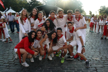 La Plaza de los Fueros ha vuelto a ser un lugar imprescindible para las andanzas de la juventud sanferminera. Un año más, los conciertos de estilos variados como el rock, el pop, el indie, rap, la música fusión o el karaoke, además de otras actividades, han cubierto las últimas horas de las tardes y las primeras de las noches festivas.