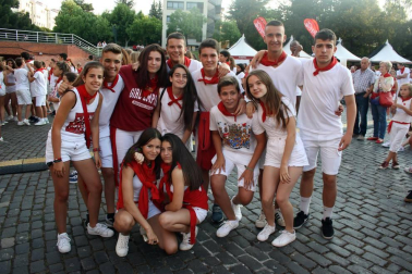La Plaza de los Fueros ha vuelto a ser un lugar imprescindible para las andanzas de la juventud sanferminera. Un año más, los conciertos de estilos variados como el rock, el pop, el indie, rap, la música fusión o el karaoke, además de otras actividades, han cubierto las últimas horas de las tardes y las primeras de las noches festivas.