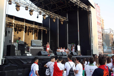 La Plaza de los Fueros ha vuelto a ser un lugar imprescindible para las andanzas de la juventud sanferminera. Un año más, los conciertos de estilos variados como el rock, el pop, el indie, rap, la música fusión o el karaoke, además de otras actividades, han cubierto las últimas horas de las tardes y las primeras de las noches festivas.