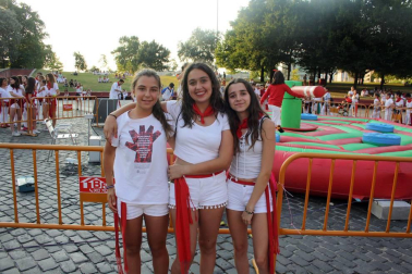La Plaza de los Fueros ha vuelto a ser un lugar imprescindible para las andanzas de la juventud sanferminera. Un año más, los conciertos de estilos variados como el rock, el pop, el indie, rap, la música fusión o el karaoke, además de otras actividades, han cubierto las últimas horas de las tardes y las primeras de las noches festivas.