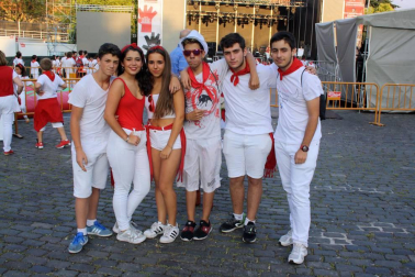 La Plaza de los Fueros ha vuelto a ser un lugar imprescindible para las andanzas de la juventud sanferminera. Un año más, los conciertos de estilos variados como el rock, el pop, el indie, rap, la música fusión o el karaoke, además de otras actividades, han cubierto las últimas horas de las tardes y las primeras de las noches festivas.