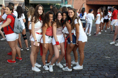La Plaza de los Fueros ha vuelto a ser un lugar imprescindible para las andanzas de la juventud sanferminera. Un año más, los conciertos de estilos variados como el rock, el pop, el indie, rap, la música fusión o el karaoke, además de otras actividades, han cubierto las últimas horas de las tardes y las primeras de las noches festivas.