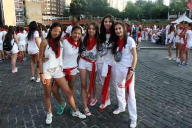 La Plaza de los Fueros ha vuelto a ser un lugar imprescindible para las andanzas de la juventud sanferminera. Un año más, los conciertos de estilos variados como el rock, el pop, el indie, rap, la música fusión o el karaoke, además de otras actividades, han cubierto las últimas horas de las tardes y las primeras de las noches festivas.
