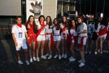 La Plaza de los Fueros ha vuelto a ser un lugar imprescindible para las andanzas de la juventud sanferminera. Un año más, los conciertos de estilos variados como el rock, el pop, el indie, rap, la música fusión o el karaoke, además de otras actividades, han cubierto las últimas horas de las tardes y las primeras de las noches festivas.