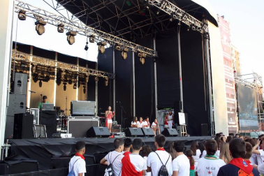 La Plaza de los Fueros ha vuelto a ser un lugar imprescindible para las andanzas de la juventud sanferminera. Un año más, los conciertos de estilos variados como el rock, el pop, el indie, rap, la música fusión o el karaoke, además de otras actividades, han cubierto las últimas horas de las tardes y las primeras de las noches festivas.