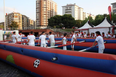La Plaza de los Fueros ha vuelto a ser un lugar imprescindible para las andanzas de la juventud sanferminera. Un año más, los conciertos de estilos variados como el rock, el pop, el indie, rap, la música fusión o el karaoke, además de otras actividades, han cubierto las últimas horas de las tardes y las primeras de las noches festivas.