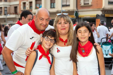 La avenida de Carlos III revive un año más por San Fermín. Como en cada ocasión, la calle se convirtió en uno de los espacios espontáneos más concurridos de la fiesta. Las familias pudieron disfrutar de las artes escénicas, los equilibristas, las figuras gigantes y los artistas callejeros, creando junto a ellos un ambiente inigualable en el que no pasaron desapercibidos los atractivos del programa oficial ni para mayores y ni para pequeños.