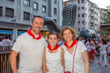 La avenida de Carlos III revive un año más por San Fermín. Como en cada ocasión, la calle se convirtió en uno de los espacios espontáneos más concurridos de la fiesta. Las familias pudieron disfrutar de las artes escénicas, los equilibristas, las figuras gigantes y los artistas callejeros, creando junto a ellos un ambiente inigualable en el que no pasaron desapercibidos los atractivos del programa oficial ni para mayores y ni para pequeños.
