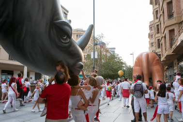 La avenida de Carlos III revive un año más por San Fermín. Como en cada ocasión, la calle se convirtió en uno de los espacios espontáneos más concurridos de la fiesta. Las familias pudieron disfrutar de las artes escénicas, los equilibristas, las figuras gigantes y los artistas callejeros, creando junto a ellos un ambiente inigualable en el que no pasaron desapercibidos los atractivos del programa oficial ni para mayores y ni para pequeños.