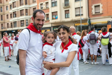 La avenida de Carlos III revive un año más por San Fermín. Como en cada ocasión, la calle se convirtió en uno de los espacios espontáneos más concurridos de la fiesta. Las familias pudieron disfrutar de las artes escénicas, los equilibristas, las figuras gigantes y los artistas callejeros, creando junto a ellos un ambiente inigualable en el que no pasaron desapercibidos los atractivos del programa oficial ni para mayores y ni para pequeños.