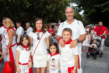 La avenida de Carlos III revive un año más por San Fermín. Como en cada ocasión, la calle se convirtió en uno de los espacios espontáneos más concurridos de la fiesta. Las familias pudieron disfrutar de las artes escénicas, los equilibristas, las figuras gigantes y los artistas callejeros, creando junto a ellos un ambiente inigualable en el que no pasaron desapercibidos los atractivos del programa oficial ni para mayores y ni para pequeños.