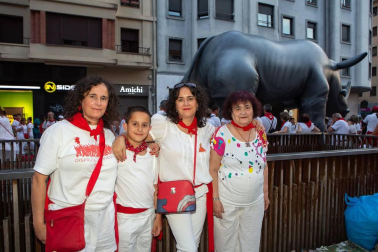 La avenida de Carlos III revive un año más por San Fermín. Como en cada ocasión, la calle se convirtió en uno de los espacios espontáneos más concurridos de la fiesta. Las familias pudieron disfrutar de las artes escénicas, los equilibristas, las figuras gigantes y los artistas callejeros, creando junto a ellos un ambiente inigualable en el que no pasaron desapercibidos los atractivos del programa oficial ni para mayores y ni para pequeños.