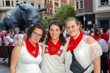 La avenida de Carlos III revive un año más por San Fermín. Como en cada ocasión, la calle se convirtió en uno de los espacios espontáneos más concurridos de la fiesta. Las familias pudieron disfrutar de las artes escénicas, los equilibristas, las figuras gigantes y los artistas callejeros, creando junto a ellos un ambiente inigualable en el que no pasaron desapercibidos los atractivos del programa oficial ni para mayores y ni para pequeños.