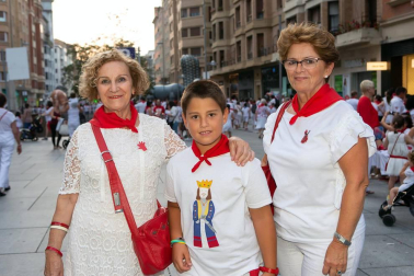 La avenida de Carlos III revive un año más por San Fermín. Como en cada ocasión, la calle se convirtió en uno de los espacios espontáneos más concurridos de la fiesta. Las familias pudieron disfrutar de las artes escénicas, los equilibristas, las figuras gigantes y los artistas callejeros, creando junto a ellos un ambiente inigualable en el que no pasaron desapercibidos los atractivos del programa oficial ni para mayores y ni para pequeños.