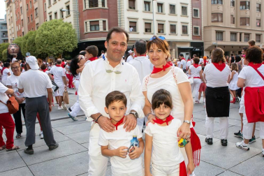 La avenida de Carlos III revive un año más por San Fermín. Como en cada ocasión, la calle se convirtió en uno de los espacios espontáneos más concurridos de la fiesta. Las familias pudieron disfrutar de las artes escénicas, los equilibristas, las figuras gigantes y los artistas callejeros, creando junto a ellos un ambiente inigualable en el que no pasaron desapercibidos los atractivos del programa oficial ni para mayores y ni para pequeños.