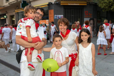 La avenida de Carlos III revive un año más por San Fermín. Como en cada ocasión, la calle se convirtió en uno de los espacios espontáneos más concurridos de la fiesta. Las familias pudieron disfrutar de las artes escénicas, los equilibristas, las figuras gigantes y los artistas callejeros, creando junto a ellos un ambiente inigualable en el que no pasaron desapercibidos los atractivos del programa oficial ni para mayores y ni para pequeños.