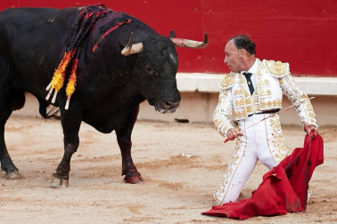 Faena de los toros de la ganadería de Victoriano del Río Cortés para los diestros Pepín Liria, Julián López 'El Juli' y Ginés Marín