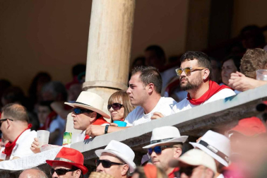 Público asistente a la Plaza de Toros de Pamplona durante la cuarta corrida de la Feria del Toro 2018.