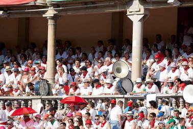 Público asistente a la Plaza de Toros de Pamplona durante la cuarta corrida de la Feria del Toro 2018.