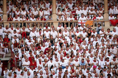 Público asistente a la Plaza de Toros de Pamplona durante la cuarta corrida de la Feria del Toro 2018.