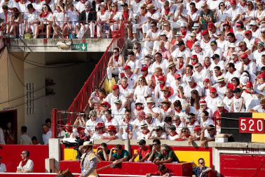 Público asistente a la Plaza de Toros de Pamplona durante la cuarta corrida de la Feria del Toro 2018.