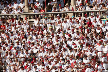 Público asistente a la Plaza de Toros de Pamplona durante la cuarta corrida de la Feria del Toro 2018.