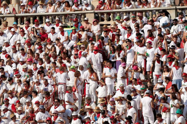 Público asistente a la Plaza de Toros de Pamplona durante la cuarta corrida de la Feria del Toro 2018.