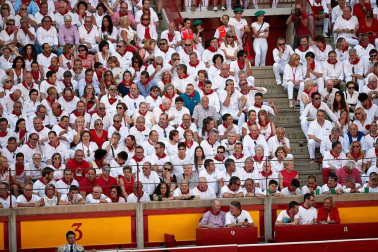 Público asistente a la Plaza de Toros de Pamplona durante la cuarta corrida de la Feria del Toro 2018.