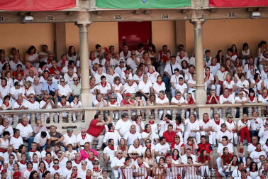 Público asistente a la Plaza de Toros de Pamplona durante la cuarta corrida de la Feria del Toro 2018.