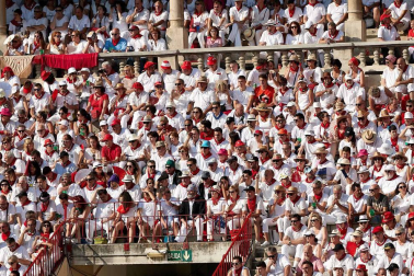 Público asistente a la Plaza de Toros de Pamplona durante la cuarta corrida de la Feria del Toro 2018.