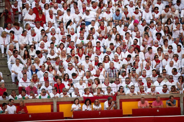 Público asistente a la Plaza de Toros de Pamplona durante la cuarta corrida de la Feria del Toro 2018.