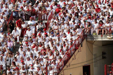Público asistente a la Plaza de Toros de Pamplona durante la cuarta corrida de la Feria del Toro 2018.