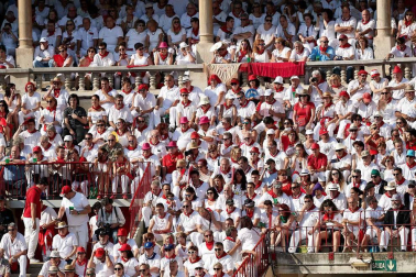 Público asistente a la Plaza de Toros de Pamplona durante la cuarta corrida de la Feria del Toro 2018.