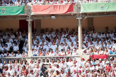 Público asistente a la Plaza de Toros de Pamplona durante la cuarta corrida de la Feria del Toro 2018.