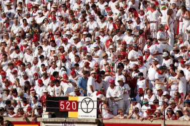 Público asistente a la Plaza de Toros de Pamplona durante la cuarta corrida de la Feria del Toro 2018.