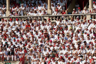 Público asistente a la Plaza de Toros de Pamplona durante la cuarta corrida de la Feria del Toro 2018.