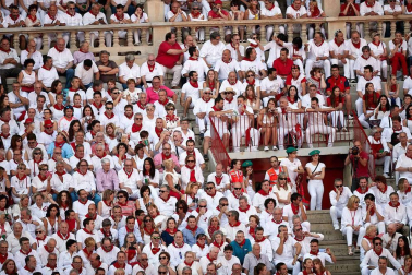 Público asistente a la Plaza de Toros de Pamplona durante la cuarta corrida de la Feria del Toro 2018.