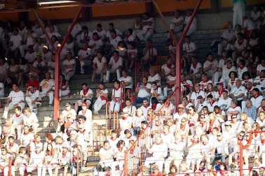 Público asistente a la Plaza de Toros de Pamplona durante la cuarta corrida de la Feria del Toro 2018.