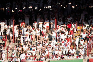 Público asistente a la Plaza de Toros de Pamplona durante la cuarta corrida de la Feria del Toro 2018.