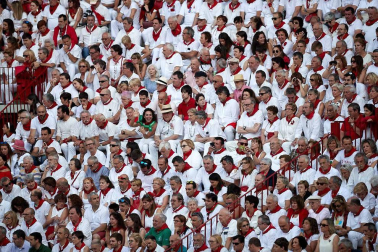 Público asistente a la Plaza de Toros de Pamplona durante la cuarta corrida de la Feria del Toro 2018.