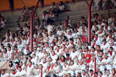 Público asistente a la Plaza de Toros de Pamplona durante la cuarta corrida de la Feria del Toro 2018.