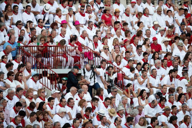 Público asistente a la Plaza de Toros de Pamplona durante la cuarta corrida de la Feria del Toro 2018.