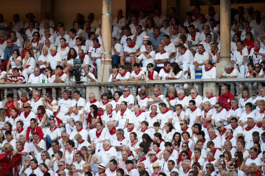 Público asistente a la Plaza de Toros de Pamplona durante la cuarta corrida de la Feria del Toro 2018.