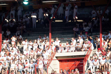 Público asistente a la Plaza de Toros de Pamplona durante la cuarta corrida de la Feria del Toro 2018.